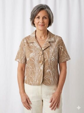 Button-Front Short Sleeve Shirt in Beige with White Print Size 6Petite